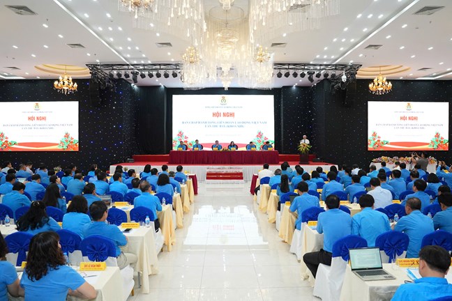 Chủ tịch Đỗ Văn Chiến: Sau sắp xếp, tinh gọn bộ máy, vị thế của Công đoàn ngày càng được nâng lên- Ảnh 3. Chủ tịch Đỗ Văn Chiến: Sau sắp xếp, tinh gọn bộ máy, vị thế của Công đoàn ngày càng được nâng lên- Ảnh 3.