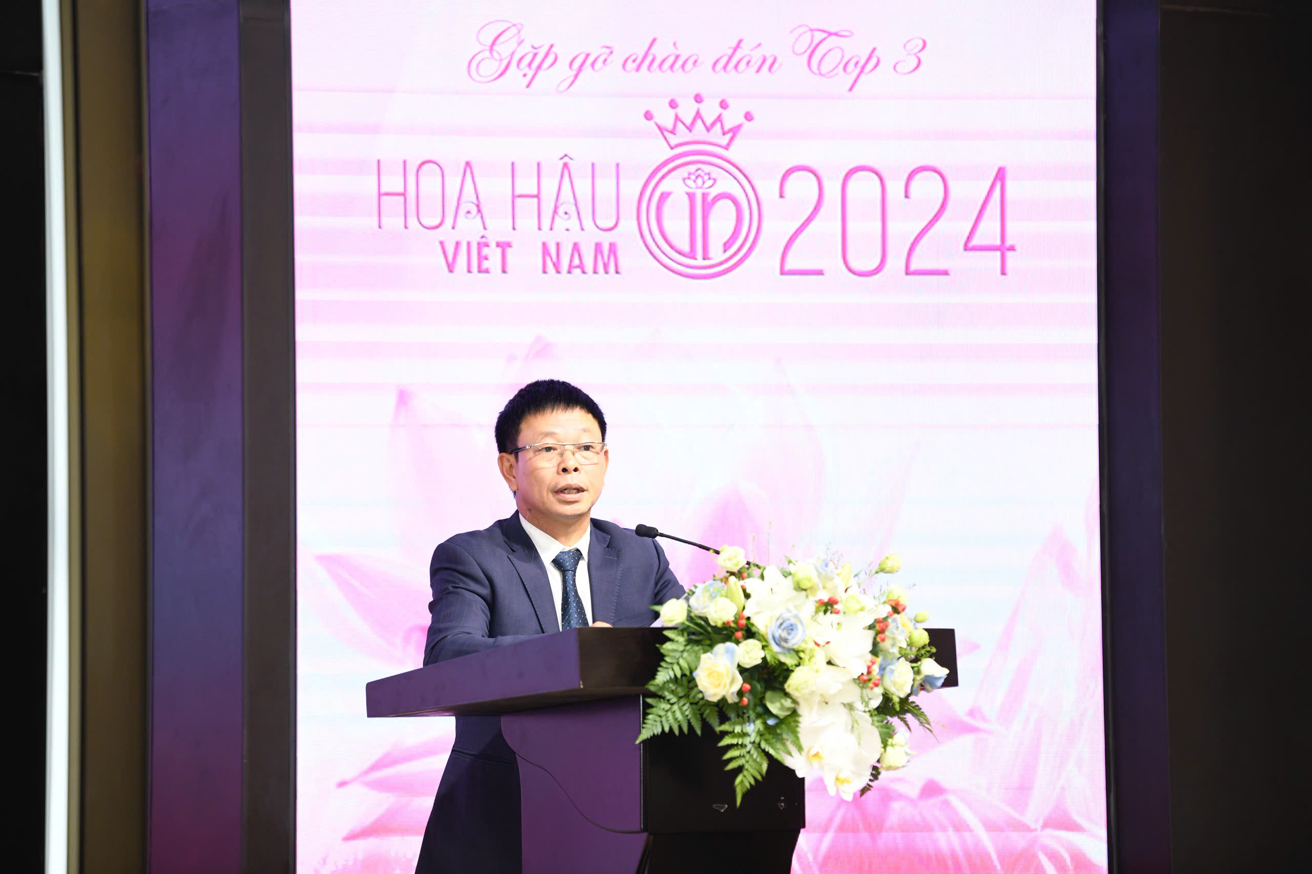 Nhà báo Phùng Công Sưởng Nhà báo Phùng Công Sưởng