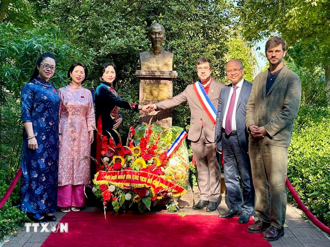 Phó Chủ tịch Quốc hội Nguyễn Thị Thanh thăm Không gian Hồ Chí Minh tại Pháp- Ảnh 1. Phó Chủ tịch Quốc hội Nguyễn Thị Thanh thăm Không gian Hồ Chí Minh tại Pháp- Ảnh 1.
