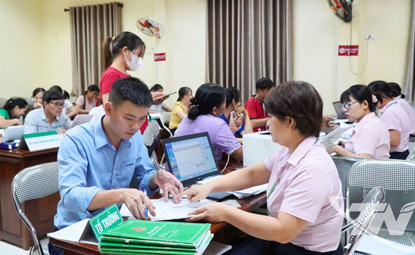 Đảm bảo nguồn vốn ưu đãi đến tay người dân Thái Nguyên kịp thời, thông suốt sau sáp nhập- Ảnh 1. Đảm bảo nguồn vốn ưu đãi đến tay người dân Thái Nguyên kịp thời, thông suốt sau sáp nhập- Ảnh 1.