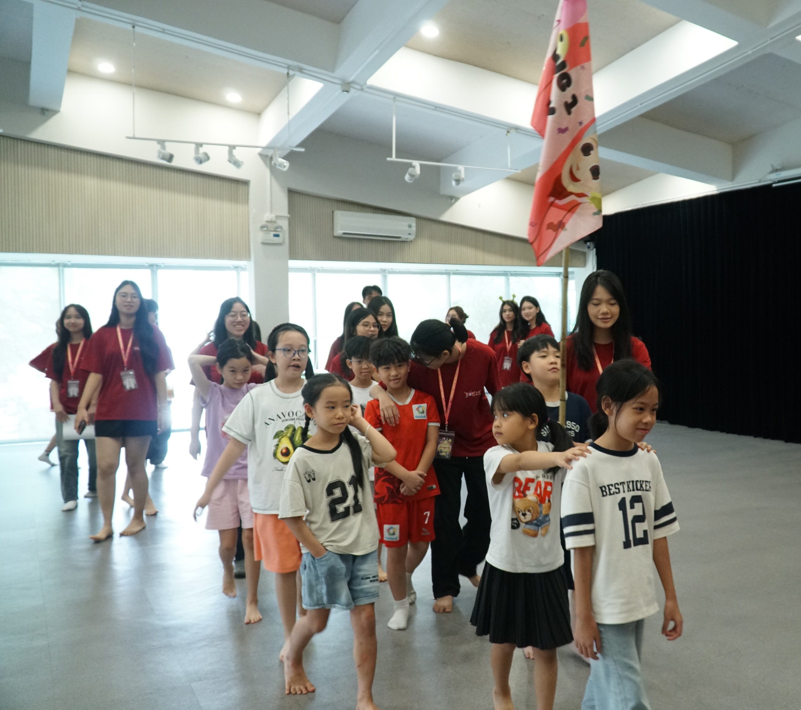 গ্রীষ্মকালীন শিবির - শিশুদের জন্য আবেগগত টনিক এবং জীবন দক্ষতা - ছবি ১। Trại hè - Liều thuốc bổ cảm xúc và kỹ năng sống cho trẻ em - Ảnh 1.