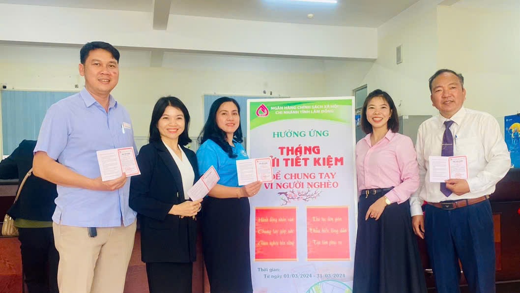 Lam Dong: Zajištění včasného přísunu kapitálu pro chudé domácnosti - Foto 3. Lâm Đồng: Đảm bảo tiếp vốn kịp thời cho hộ nghèo- Ảnh 3.