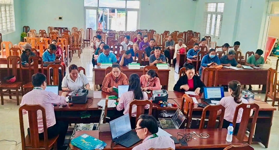 Lam Dong: Zajištění včasného přísunu kapitálu pro chudé domácnosti - Foto 1. Lâm Đồng: Đảm bảo tiếp vốn kịp thời cho hộ nghèo- Ảnh 1.