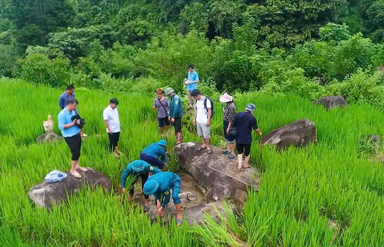 Bí ẩn những hình "mặt quỷ" khắc trên đá ở suối Cỏ- Ảnh 4. Bí ẩn những hình "mặt quỷ" khắc trên đá ở suối Cỏ- Ảnh 4.