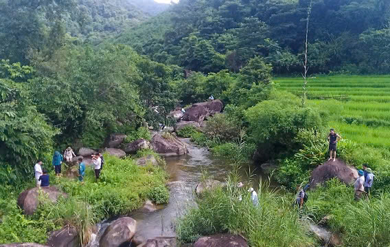 Bí ẩn những hình "mặt quỷ" khắc trên đá ở suối Cỏ- Ảnh 3. Bí ẩn những hình "mặt quỷ" khắc trên đá ở suối Cỏ- Ảnh 3.
