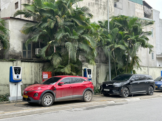 Hà Nội thiết lập chính sách hỗ trợ người dân chuyển đổi xe xăng dầu sang xe điện- Ảnh 1. Hà Nội thiết lập chính sách hỗ trợ người dân chuyển đổi xe xăng dầu sang xe điện- Ảnh 1.