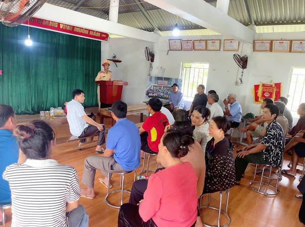 Lai Châu: Đưa pháp luật giao thông về tận bản làng- Ảnh 1. Lai Châu: Đưa pháp luật giao thông về tận bản làng- Ảnh 1.