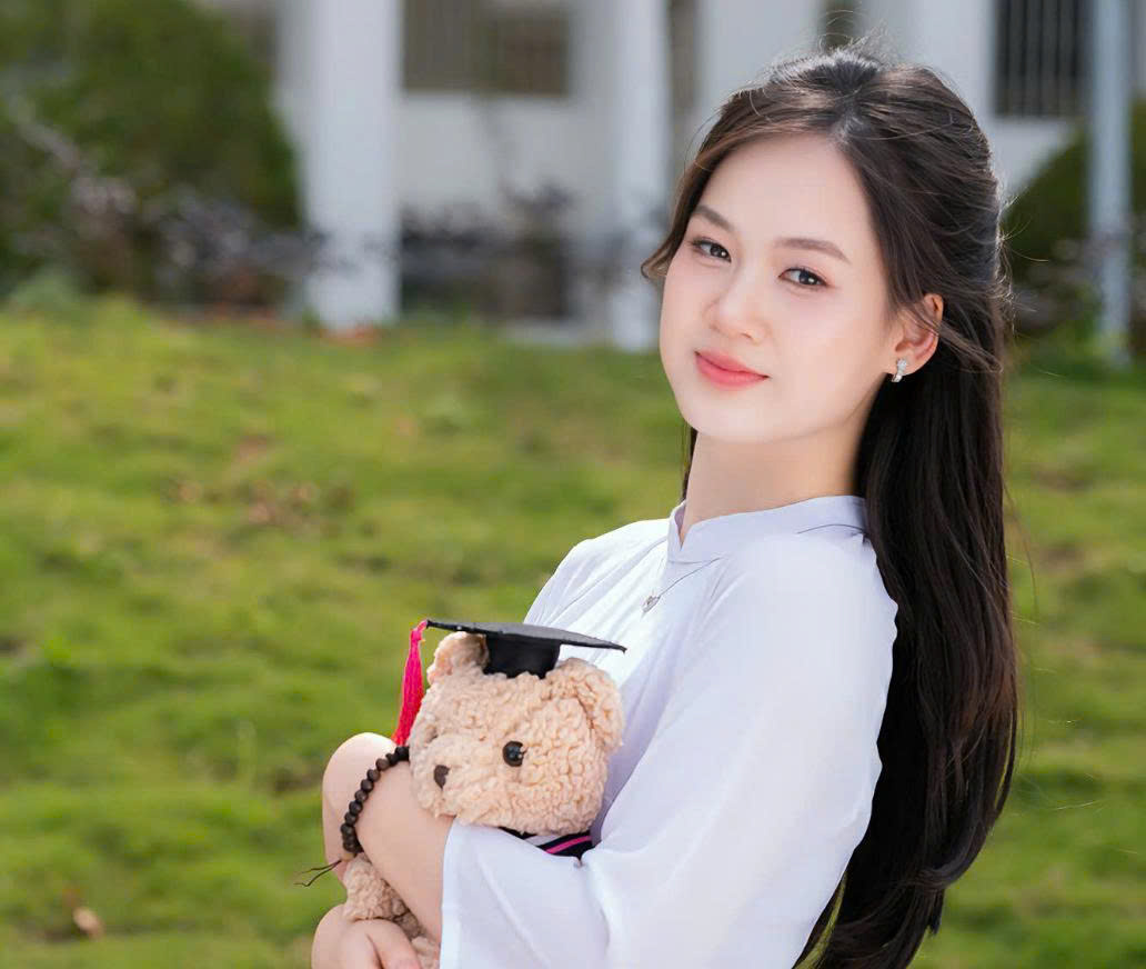 Вражаючі академічні досягнення 4 жінок, які отримали відзнаку на випускному іспиті 2025 року – Фото 2. Thành tích học tập ấn tượng của 4 nữ thủ khoa Kỳ thi tốt nghiệp THPT 2025- Ảnh 2.