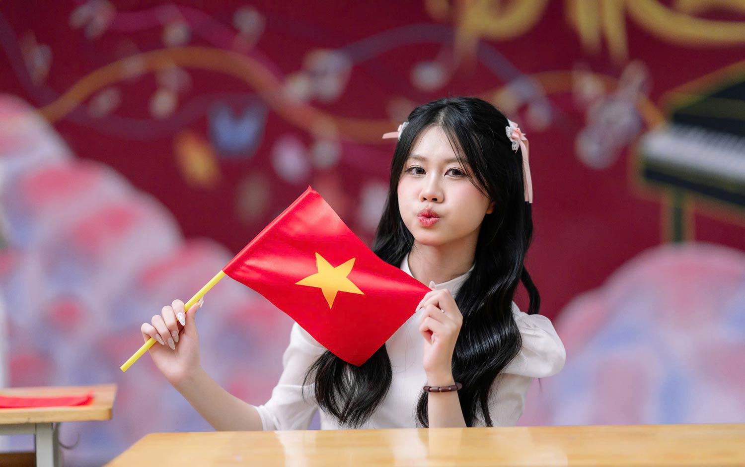 Вражаючі академічні досягнення 4 дівчат, які отримали відзнаку на випускному іспиті 2025 року – Фото 4. Thành tích học tập ấn tượng của 4 nữ thủ khoa Kỳ thi tốt nghiệp THPT 2025- Ảnh 4.