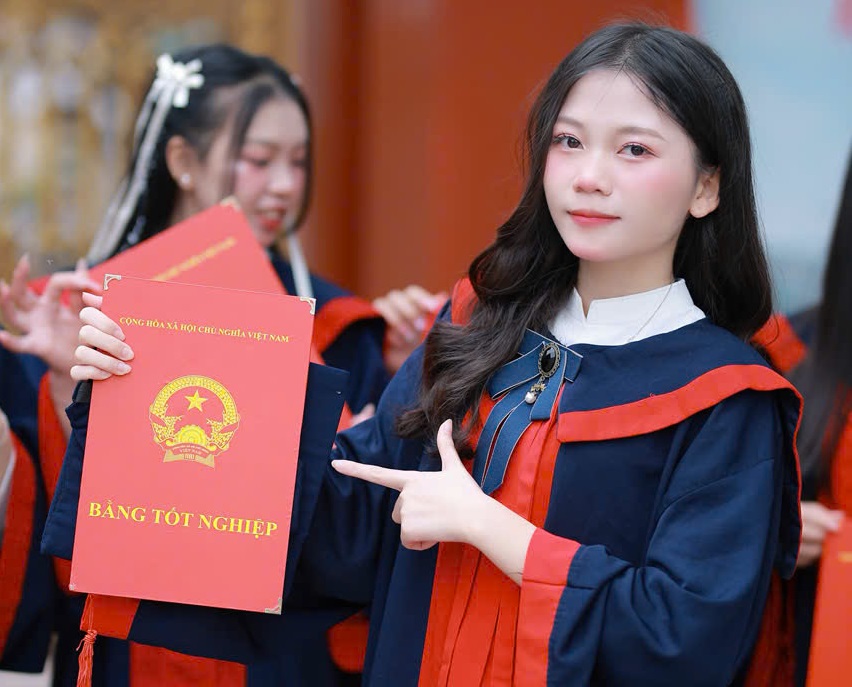 Dua pelajar perempuan etnik Thai di Nghe An mencapai tempat kedua di blok C00 - Foto 2. 2 nữ sinh người dân tộc Thái ở Nghệ An đạt Á khoa khối C00 - Ảnh 2.