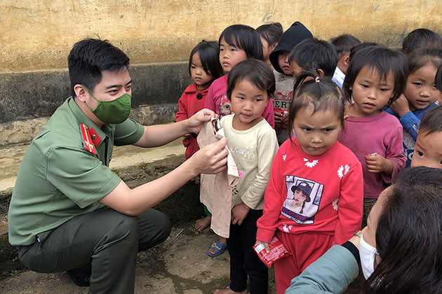 Chắp cánh ước mơ cho trẻ em vùng khó khăn - Ảnh 2. Chắp cánh ước mơ cho trẻ em vùng khó khăn - Ảnh 2.