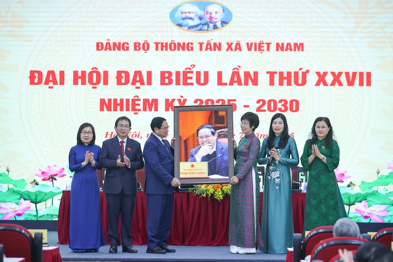 Thủ tướng: TTXVN phải tiên phong, gương mẫu, đi đầu trên mặt trận tư tưởng- Ảnh 5. Thủ tướng: TTXVN phải tiên phong, gương mẫu, đi đầu trên mặt trận tư tưởng- Ảnh 5.
