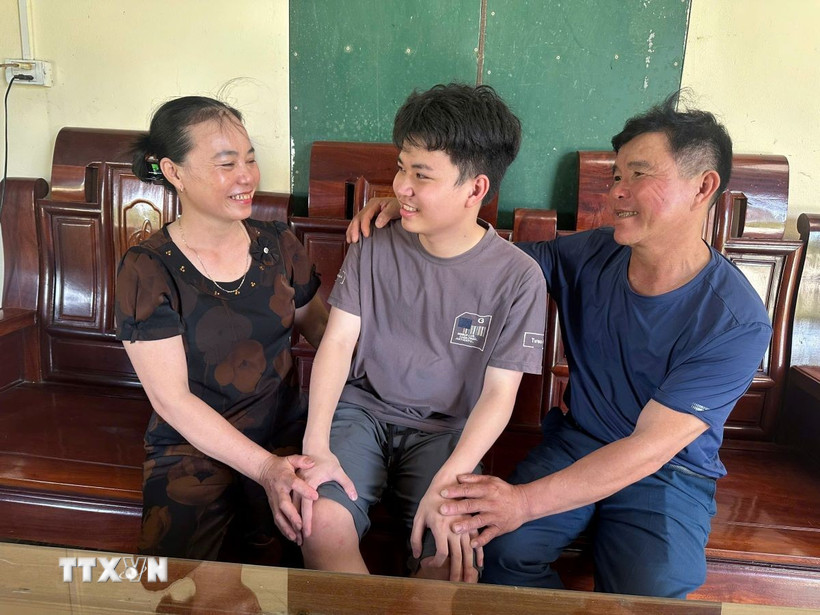 تخرج المدرسة الثانوية 2025: دفعة تضم 3 طلاب متفوقين في ها تينه - الصورة 1. Tốt nghiệp Trung học phổ thông 2025: Lớp học có 3 thủ khoa ở Hà Tĩnh- Ảnh 1.