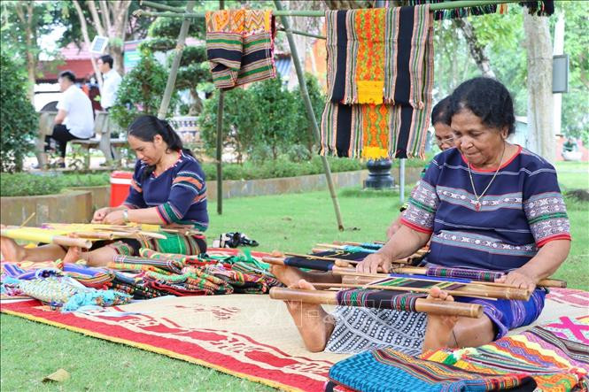 Đảm bảo sự tham gia thực chất của phụ nữ dân tộc thiểu số trong phát triển kinh tế - xã hội- Ảnh 2. Đảm bảo sự tham gia thực chất của phụ nữ dân tộc thiểu số trong phát triển kinh tế - xã hội- Ảnh 2.