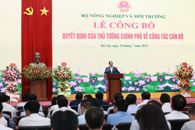 Thủ tướng Phạm Minh Chính trao Quyết định giao quyền Bộ trưởng Bộ Nông nghiệp và Môi trường- Ảnh 1. Thủ tướng Phạm Minh Chính trao Quyết định giao quyền Bộ trưởng Bộ Nông nghiệp và Môi trường- Ảnh 1.