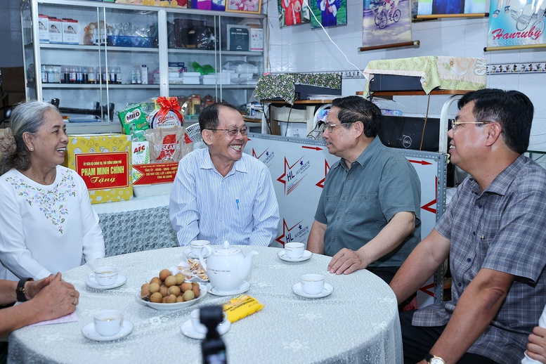 Thủ tướng tưởng niệm, tri ân các anh hùng liệt sĩ, người có công tại tỉnh An Giang- Ảnh 4.