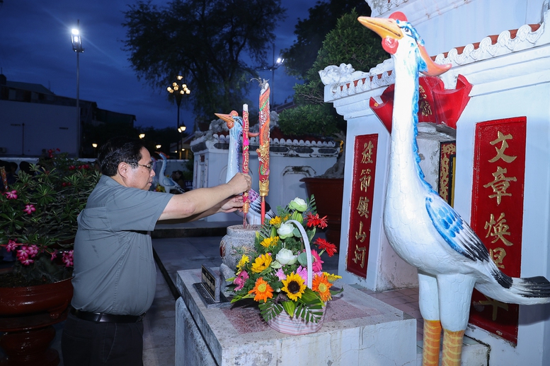 Thủ tướng thăm Lăng Thoại Ngọc Hầu và Miếu Bà Chúa Xứ núi Sam- Ảnh 1.