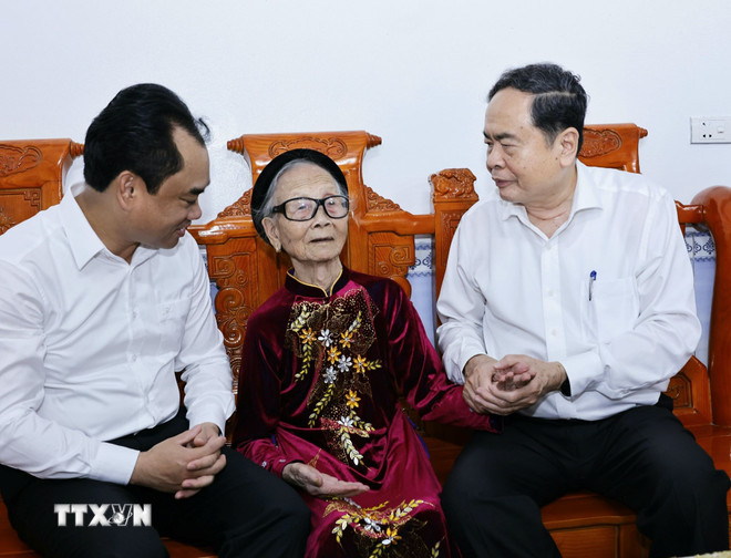 Chủ tịch Quốc hội tri ân các Anh hùng Liệt sỹ, người có công tại Thái Nguyên- Ảnh 2. Chủ tịch Quốc hội tri ân các Anh hùng Liệt sỹ, người có công tại Thái Nguyên- Ảnh 2.