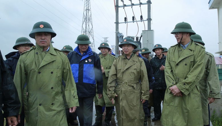 Phó Thủ tướng Trần Hồng Hà: Chuẩn bị cả tình huống triều cường trùng thời điểm bão đổ bộ- Ảnh 3. Phó Thủ tướng Trần Hồng Hà: Chuẩn bị cả tình huống triều cường trùng thời điểm bão đổ bộ- Ảnh 3.