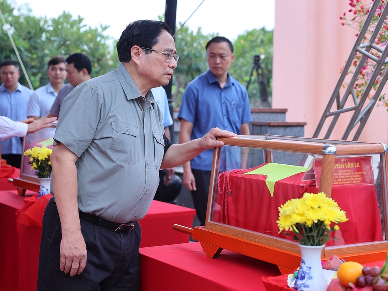 Thủ tướng: "Tiếp tục làm hết sức mình để không một liệt sĩ nào bị lãng quên"- Ảnh 1. Thủ tướng: "Tiếp tục làm hết sức mình để không một liệt sĩ nào bị lãng quên"- Ảnh 1.