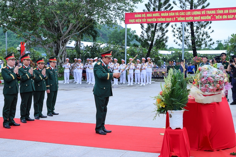 Thủ tướng: "Tiếp tục làm hết sức mình để không một liệt sĩ nào bị lãng quên"- Ảnh 8. Thủ tướng: "Tiếp tục làm hết sức mình để không một liệt sĩ nào bị lãng quên"- Ảnh 8.