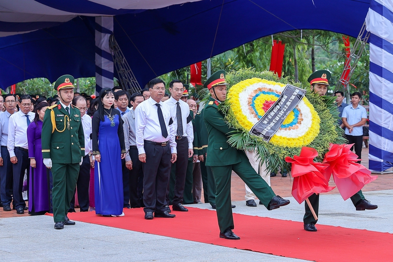 Thủ tướng: "Tiếp tục làm hết sức mình để không một liệt sĩ nào bị lãng quên"- Ảnh 9. Thủ tướng: "Tiếp tục làm hết sức mình để không một liệt sĩ nào bị lãng quên"- Ảnh 9.