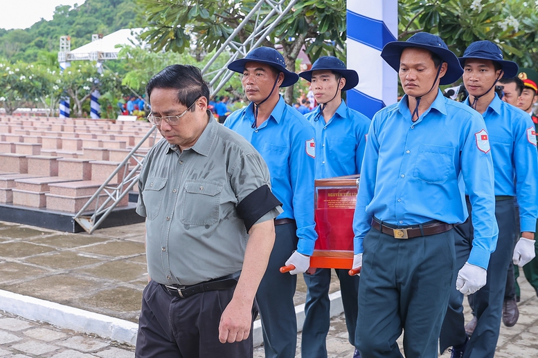 Thủ tướng: "Tiếp tục làm hết sức mình để không một liệt sĩ nào bị lãng quên"- Ảnh 3. Thủ tướng: "Tiếp tục làm hết sức mình để không một liệt sĩ nào bị lãng quên"- Ảnh 3.