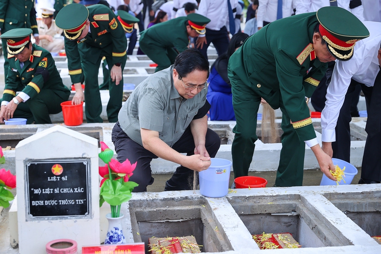Thủ tướng: "Tiếp tục làm hết sức mình để không một liệt sĩ nào bị lãng quên"- Ảnh 4. Thủ tướng: "Tiếp tục làm hết sức mình để không một liệt sĩ nào bị lãng quên"- Ảnh 4.