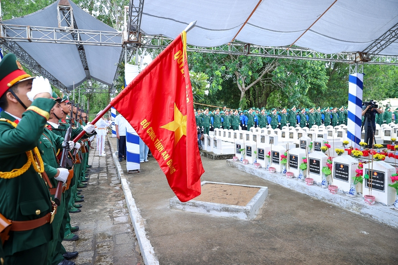 Thủ tướng: "Tiếp tục làm hết sức mình để không một liệt sĩ nào bị lãng quên"- Ảnh 12. Thủ tướng: "Tiếp tục làm hết sức mình để không một liệt sĩ nào bị lãng quên"- Ảnh 12.