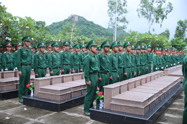 Thủ tướng: "Tiếp tục làm hết sức mình để không một liệt sĩ nào bị lãng quên"- Ảnh 10. Thủ tướng: "Tiếp tục làm hết sức mình để không một liệt sĩ nào bị lãng quên"- Ảnh 10.