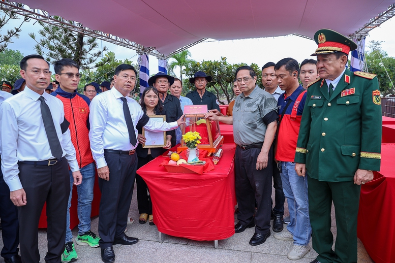 Thủ tướng: "Tiếp tục làm hết sức mình để không một liệt sĩ nào bị lãng quên"- Ảnh 5. Thủ tướng: "Tiếp tục làm hết sức mình để không một liệt sĩ nào bị lãng quên"- Ảnh 5.