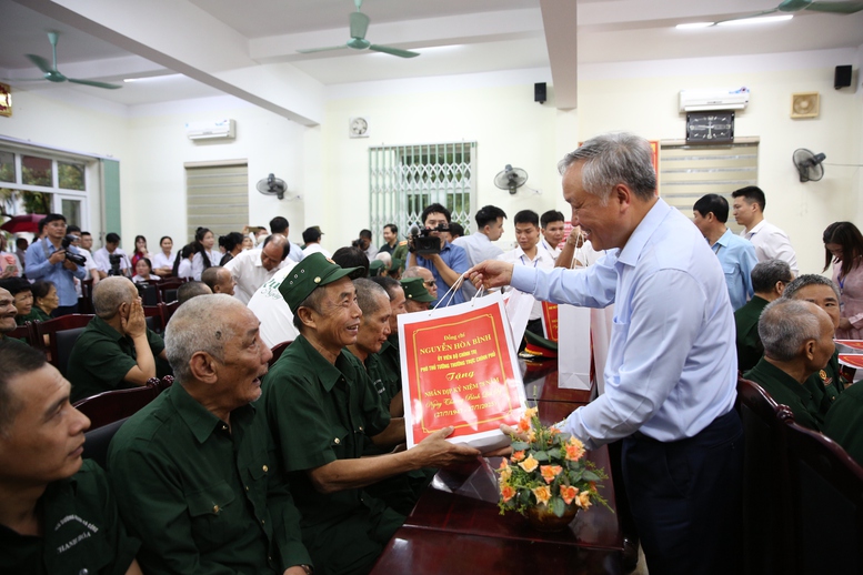 Đảng và Nhà nước luôn dành sự quan tâm đặc biệt trong chăm lo cho người có công, gia đình chính sách- Ảnh 2. Đảng và Nhà nước luôn dành sự quan tâm đặc biệt trong chăm lo cho người có công, gia đình chính sách- Ảnh 2.
