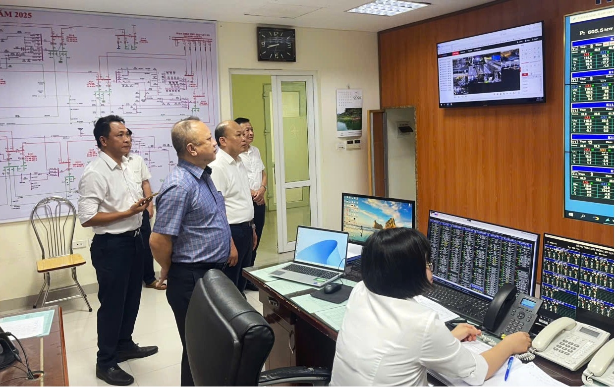 شركة الطاقة الشمالية تنفذ خطة استجابة استباقية للعاصفة رقم 3 تحت شعار  Điện lực miền Bắc chủ động triển khai phương án ứng phó với bão số 3 theo phương châm “4 tại chỗ”- Ảnh 3.