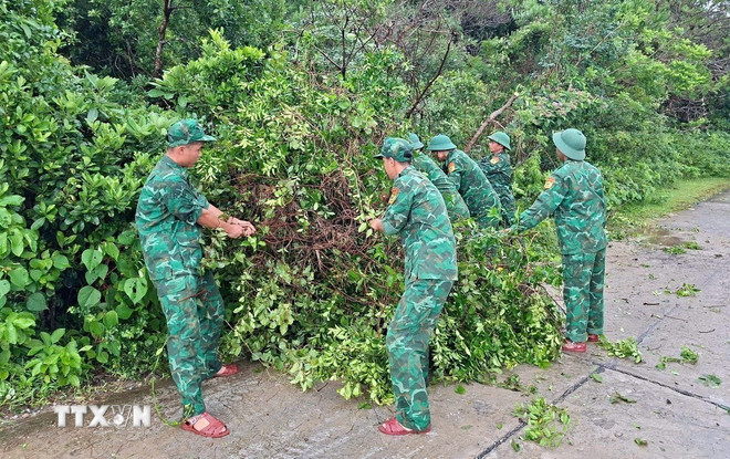 Bão số 3 đang ở trên đất liền ven biển giữa Hưng Yên và Ninh Bình, khẩn trương di dời hàng chục nghìn người- Ảnh 1. Bão số 3 đang ở trên đất liền ven biển giữa Hưng Yên và Ninh Bình, khẩn trương di dời hàng chục nghìn người- Ảnh 1.