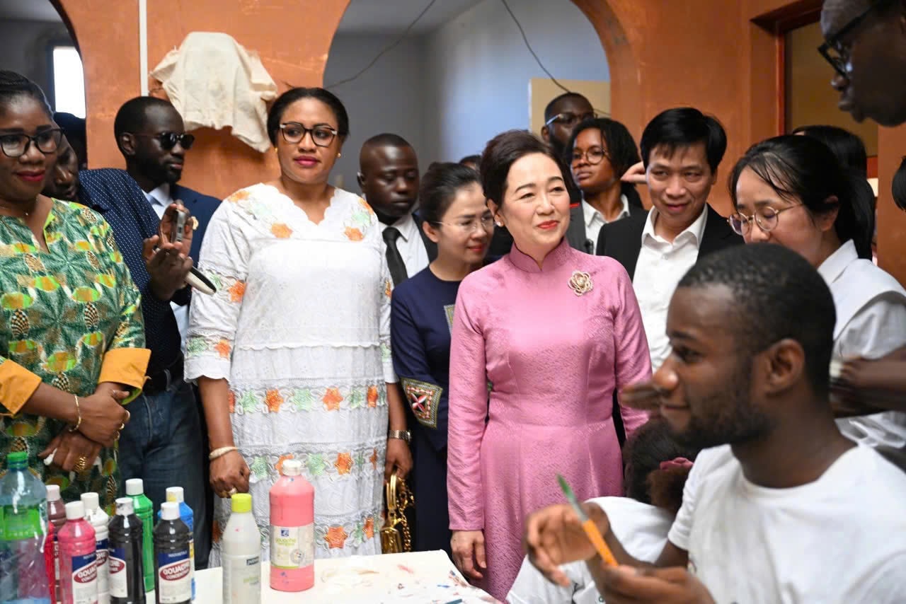 Phu nhân Chủ tịch Quốc hội Nguyễn Thị Thanh Nga thăm Trung tâm Hỗ trợ trẻ em tại Senegal- Ảnh 1.