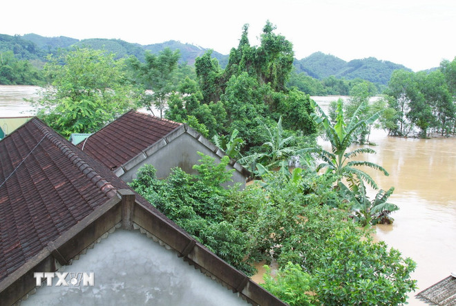 Nghệ An: Lũ lớn dâng cao vượt mốc lịch sử, nhiều bản làng bị chia cắt, cô lập- Ảnh 4. Nghệ An: Lũ lớn dâng cao vượt mốc lịch sử, nhiều bản làng bị chia cắt, cô lập- Ảnh 4.