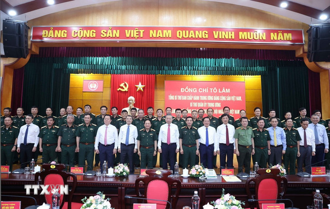 Tổng Bí thư: Xây dựng Quân đội vững mạnh về chính trị, gắn bó máu thịt với nhân dân- Ảnh 4. Tổng Bí thư: Xây dựng Quân đội vững mạnh về chính trị, gắn bó máu thịt với nhân dân- Ảnh 4.