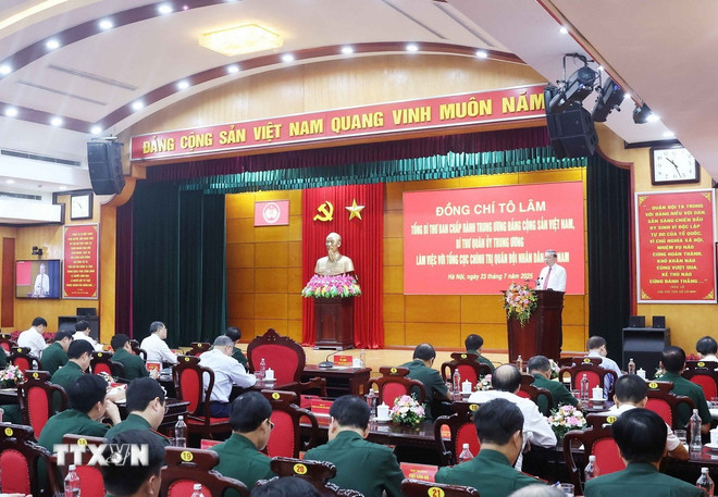 Tổng Bí thư: Xây dựng Quân đội vững mạnh về chính trị, gắn bó máu thịt với nhân dân- Ảnh 2. Tổng Bí thư: Xây dựng Quân đội vững mạnh về chính trị, gắn bó máu thịt với nhân dân- Ảnh 2.