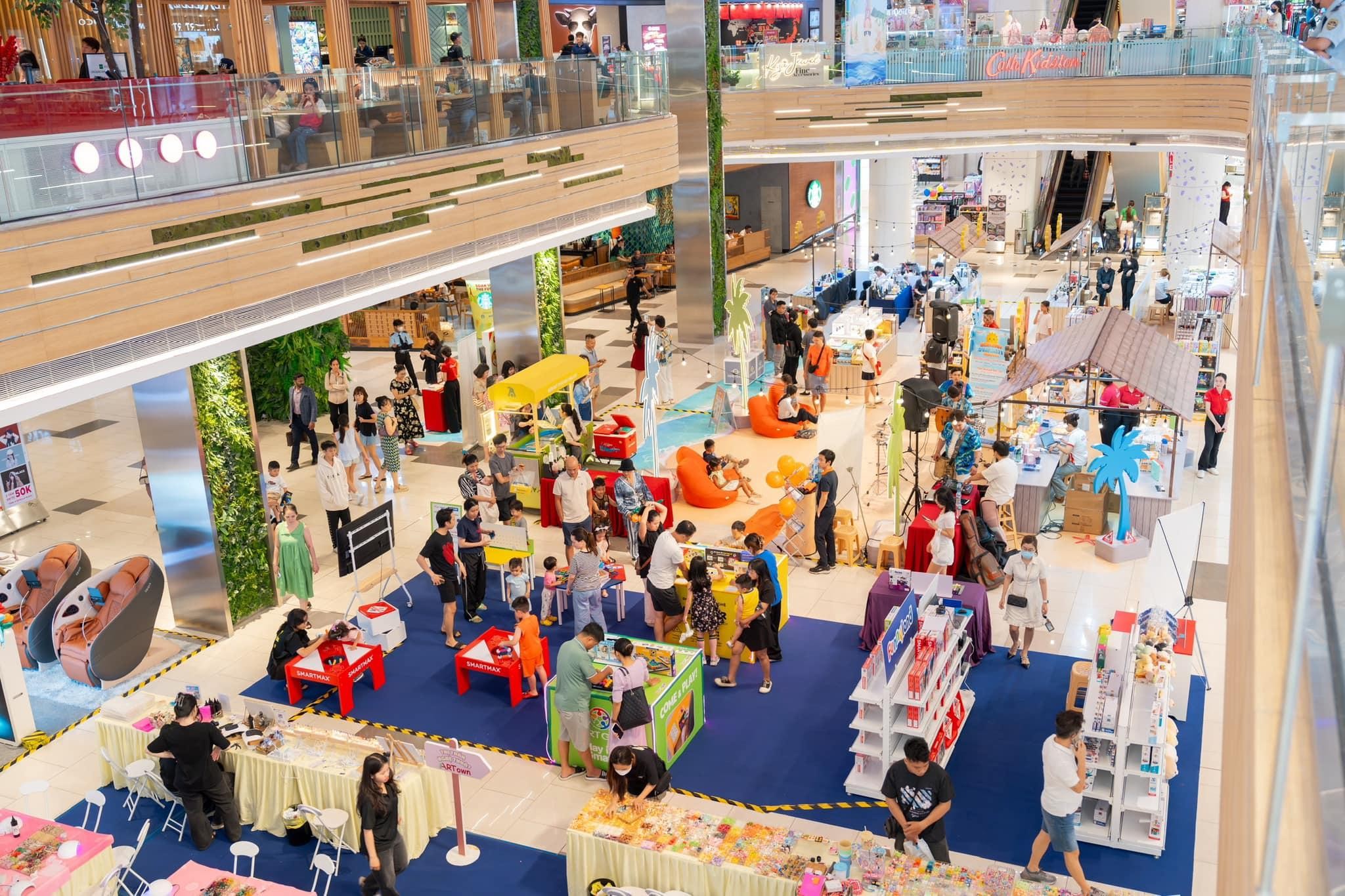 جشنواره سانفینیتی - «تابستان گرم است، هدایا عالی هستند» وقتی خرید به یک لحظه خاطرهانگیز خانوادگی تبدیل میشود - عکس ۱. Sunfinity Festival - “Hè cực cháy, quà cực đã” khi mua sắm trở thành khoảnh khắc gia đình đáng nhớ- Ảnh 1.