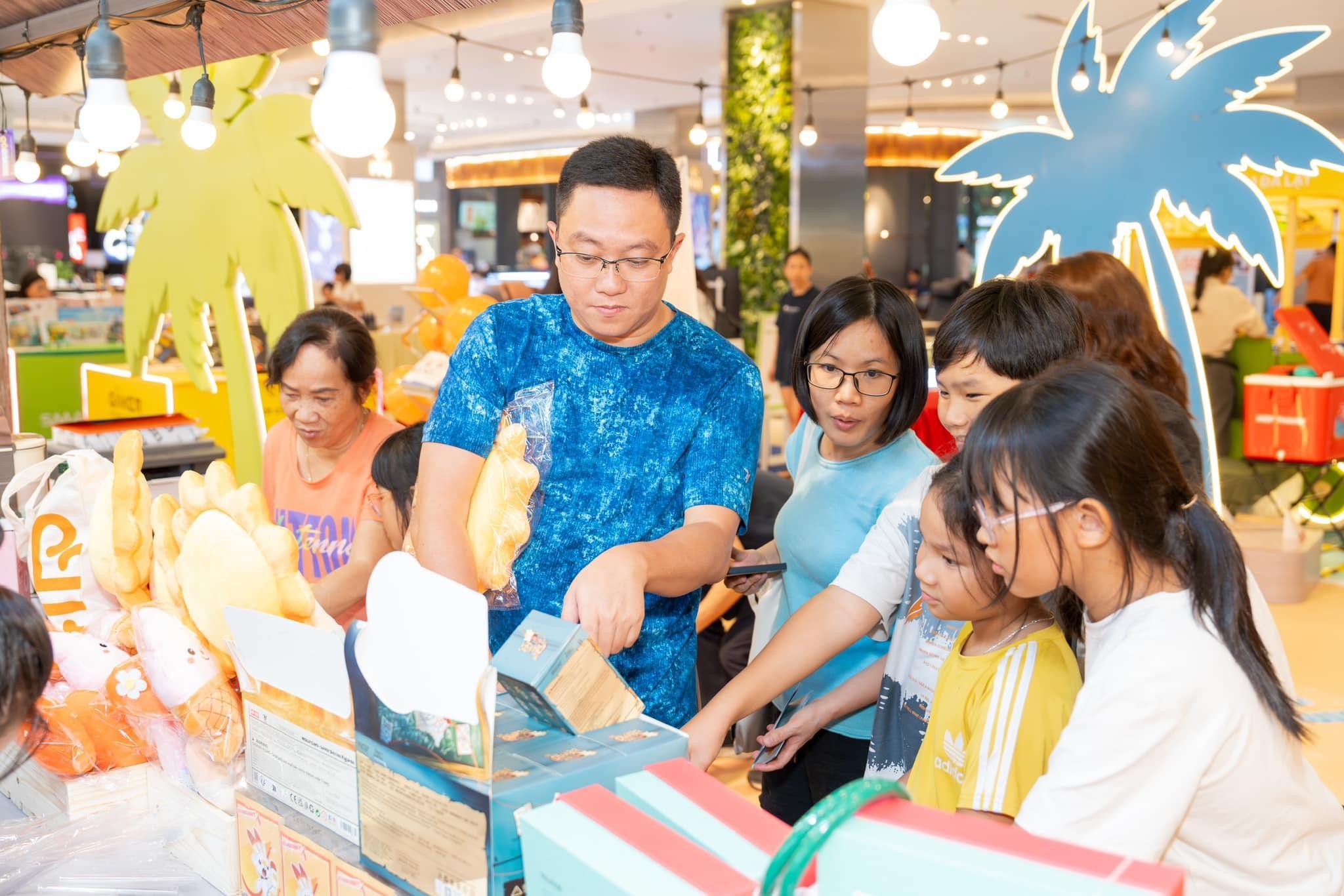 جشنواره سانفینیتی - «تابستان گرم است، هدایا عالی هستند» وقتی خرید به یک لحظه خاطرهانگیز خانوادگی تبدیل میشود - عکس ۲. Sunfinity Festival - “Hè cực cháy, quà cực đã” khi mua sắm trở thành khoảnh khắc gia đình đáng nhớ- Ảnh 2.