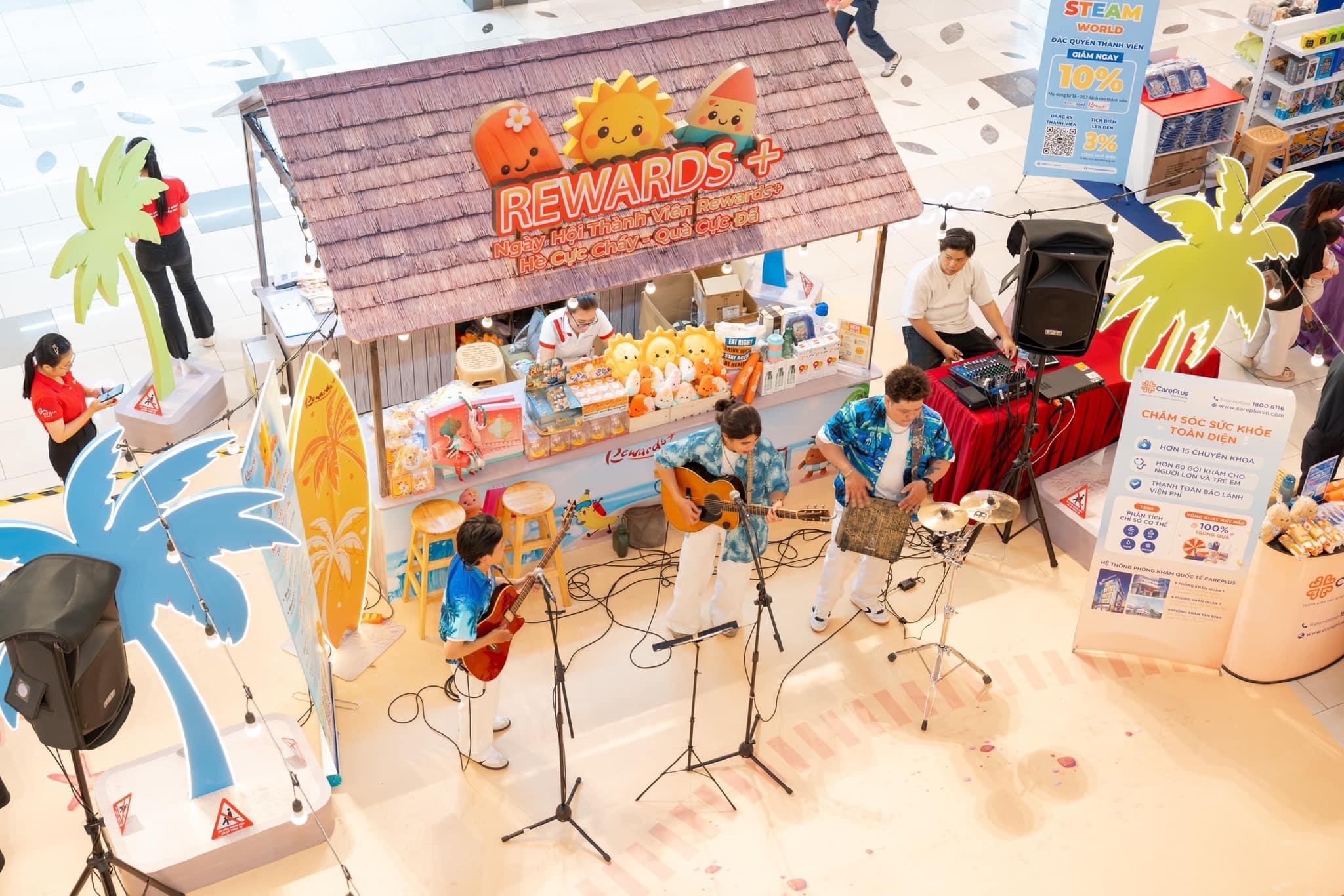 جشنواره سانفینیتی - «تابستان گرم است، هدایا عالی هستند» وقتی خرید به یک لحظه خاطرهانگیز خانوادگی تبدیل میشود - عکس ۳. Sunfinity Festival - “Hè cực cháy, quà cực đã” khi mua sắm trở thành khoảnh khắc gia đình đáng nhớ- Ảnh 3.