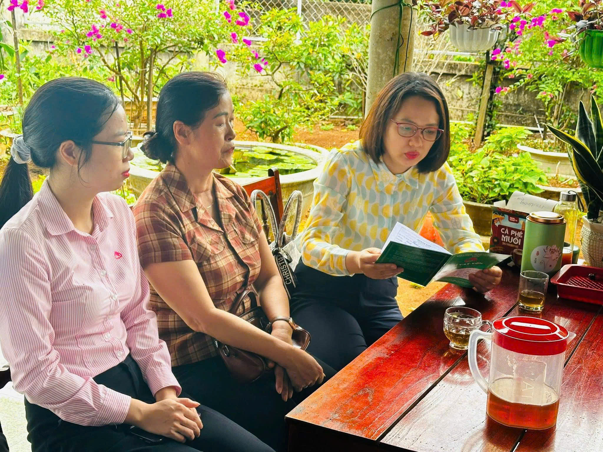 Ústřední výbor Vietnamského svazu žen kontroluje a dohlíží na svěřenecké aktivity s bankami v obci Gio Linh, Quang Tri - Foto 2. TƯ Hội LHPN Việt Nam kiểm tra, giám sát hoạt động ủy thác với ngân hàng tại xã Gio Linh, Quảng Trị- Ảnh 2.