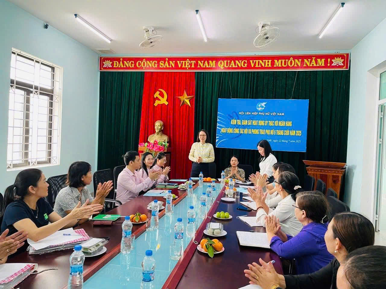 Ústřední výbor Vietnamského svazu žen kontroluje a dohlíží na svěřenecké aktivity s bankami v obci Gio Linh, Quang Tri - Foto 1. TƯ Hội LHPN Việt Nam kiểm tra, giám sát hoạt động ủy thác với ngân hàng tại xã Gio Linh, Quảng Trị- Ảnh 1.