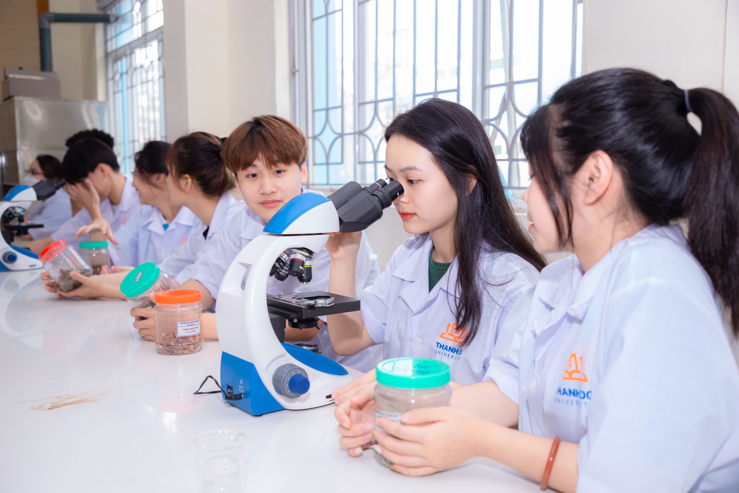 Universitatea Chengdu a înființat un fond de burse postdoctorale pentru a sprijini femeile de știință - Foto 1. Trường Đại học Thành Đô thành lập Quỹ học bổng sau Tiến sĩ tiếp sức cho các nhà khoa học nữ- Ảnh 1.