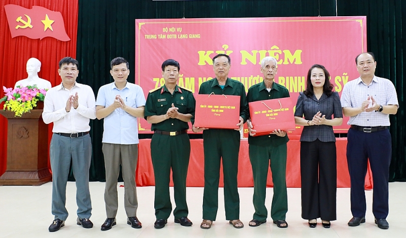 Lãnh đạo tỉnh Bắc Ninh thăm và tặng quà Mẹ Việt Nam Anh hùng, thương binh, gia đình chính sách- Ảnh 2.