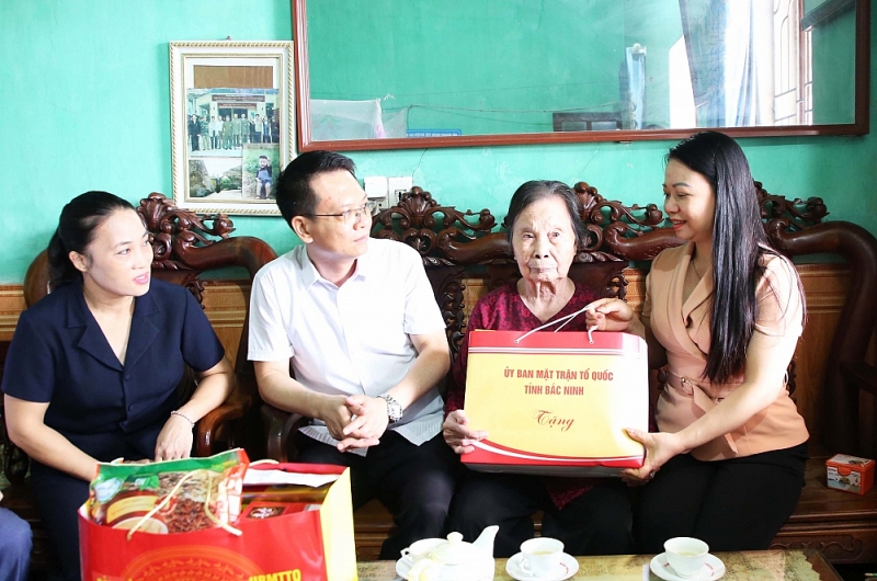 Lãnh đạo tỉnh Bắc Ninh thăm và tặng quà Mẹ Việt Nam Anh hùng, thương binh, gia đình chính sách- Ảnh 3.