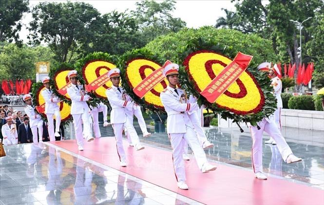 Lãnh đạo Đảng, Nhà nước tưởng niệm các Anh hùng liệt sỹ, viếng Chủ tịch Hồ Chí Minh- Ảnh 9. Lãnh đạo Đảng, Nhà nước tưởng niệm các Anh hùng liệt sỹ, viếng Chủ tịch Hồ Chí Minh- Ảnh 9.