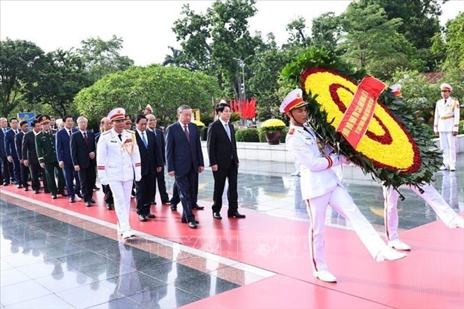 Lãnh đạo Đảng, Nhà nước tưởng niệm các Anh hùng liệt sỹ, viếng Chủ tịch Hồ Chí Minh- Ảnh 10. Lãnh đạo Đảng, Nhà nước tưởng niệm các Anh hùng liệt sỹ, viếng Chủ tịch Hồ Chí Minh- Ảnh 10.