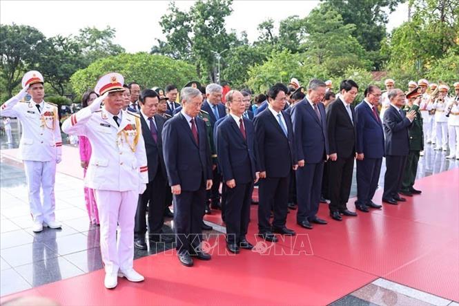 Lãnh đạo Đảng, Nhà nước tưởng niệm các Anh hùng liệt sỹ, viếng Chủ tịch Hồ Chí Minh- Ảnh 11. Lãnh đạo Đảng, Nhà nước tưởng niệm các Anh hùng liệt sỹ, viếng Chủ tịch Hồ Chí Minh- Ảnh 11.