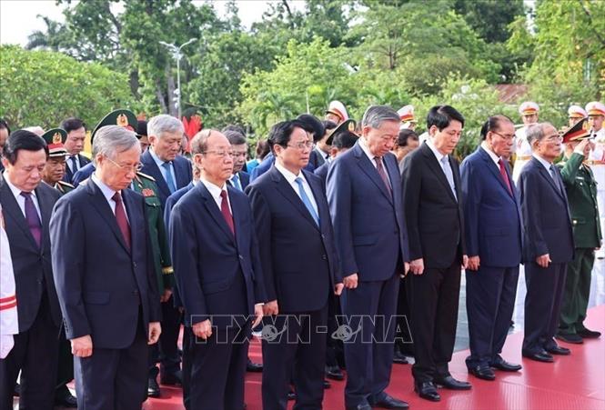Lãnh đạo Đảng, Nhà nước tưởng niệm các Anh hùng liệt sỹ, viếng Chủ tịch Hồ Chí Minh- Ảnh 12. Lãnh đạo Đảng, Nhà nước tưởng niệm các Anh hùng liệt sỹ, viếng Chủ tịch Hồ Chí Minh- Ảnh 12.